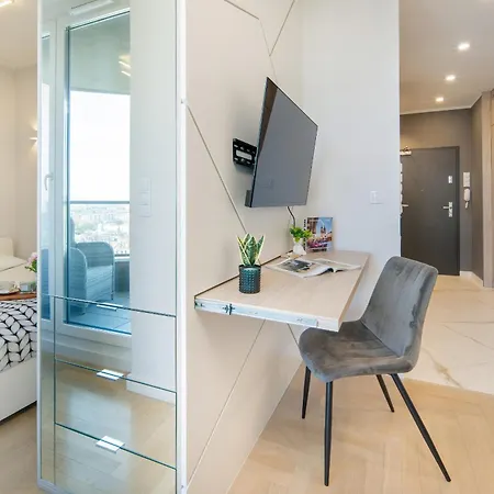 Unique With Balcony And Parking By Renters Apartment *