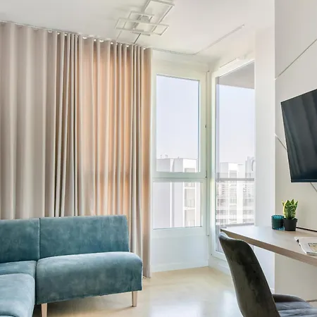 Unique With Balcony And Parking By Renters *